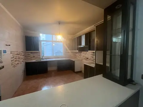 130 متر ، 3 خواب ، 20 سال ساخت